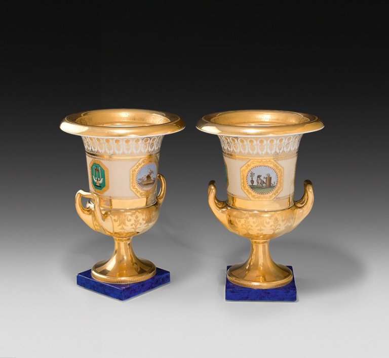 Auf diesem Bild ist das folgende Kunstwerk zu sehen:  KPM Königliche Porzellan-Manufaktur Berlin. Paar Kratervasen mit Mikromosaikmalerei. Um 1825.