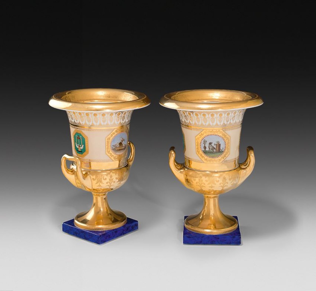 Auf diesem Bild ist das folgende Kunstwerk zu sehen:  KPM Königliche Porzellan-Manufaktur Berlin. Paar Kratervasen mit Mikromosaikmalerei. Um 1825.