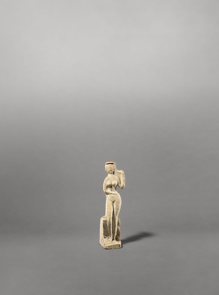 Auf diesem Bild ist das folgende Kunstwerk zu sehen: Moissey Kogan. „Stehende mit erhobenem linken Arm und rechtem vor dem Bauch“. Um 1910.