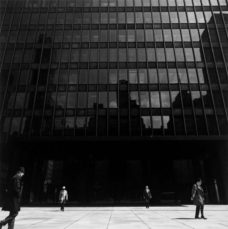 Auf diesem Bild ist das folgende Kunstwerk zu sehen: Harry Callahan. Front of seagram building, new york. 1970.