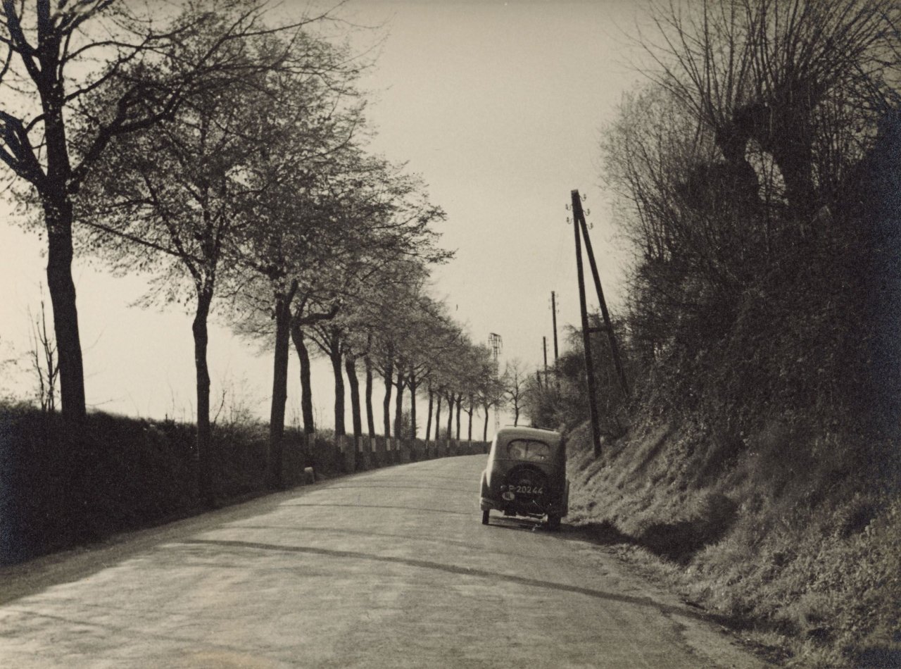Auf diesem Bild ist das folgende Kunstwerk zu sehen: Werner Mantz. Ohne Titel (Straßenszene). 1938.
