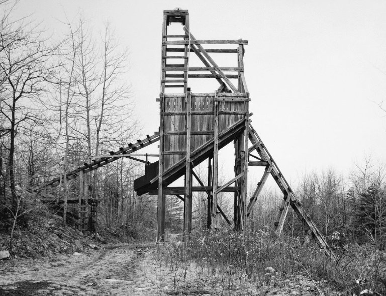 Auf diesem Bild ist das folgende Kunstwerk zu sehen: Bernd und Hilla Becher (Siegen 1931 - 2007 Rostock / Potsdam 1934 - 2015 Düsseldorf). Förderturm, Scheib & Walacavage, No 2, Joliett, Schuylkill County, PA. 1974.