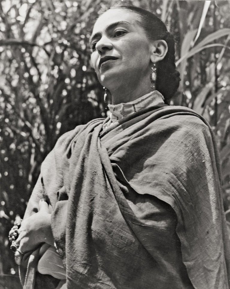 Auf diesem Bild ist das folgende Kunstwerk zu sehen: Gisèle Freund. Frida Kahlo. 1948.