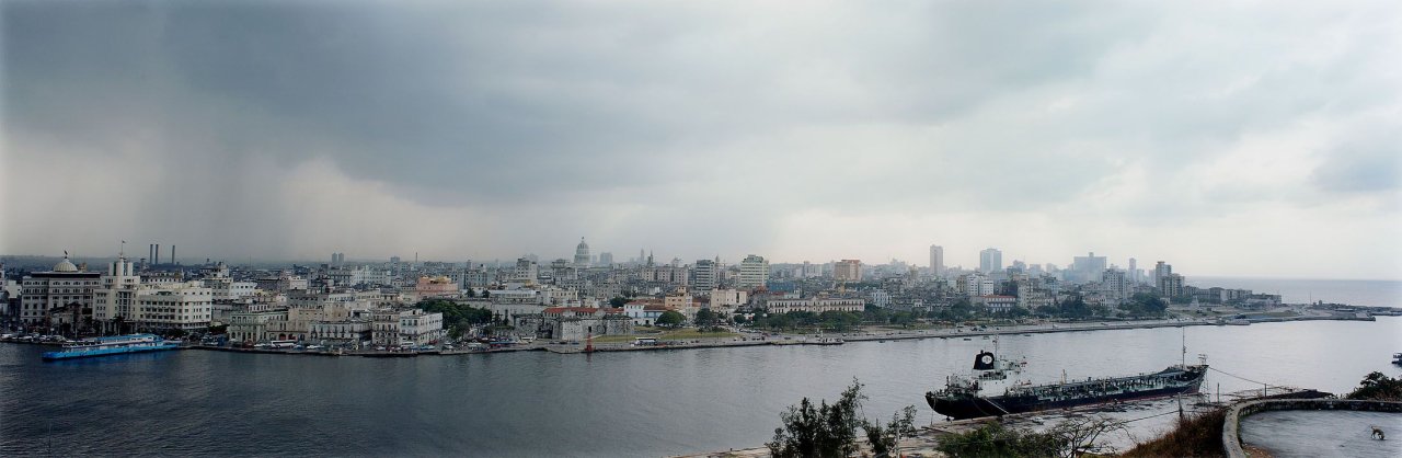Auf diesem Bild ist das folgende Kunstwerk zu sehen: Wim Wenders. Havana from Across the Bay. 1998.