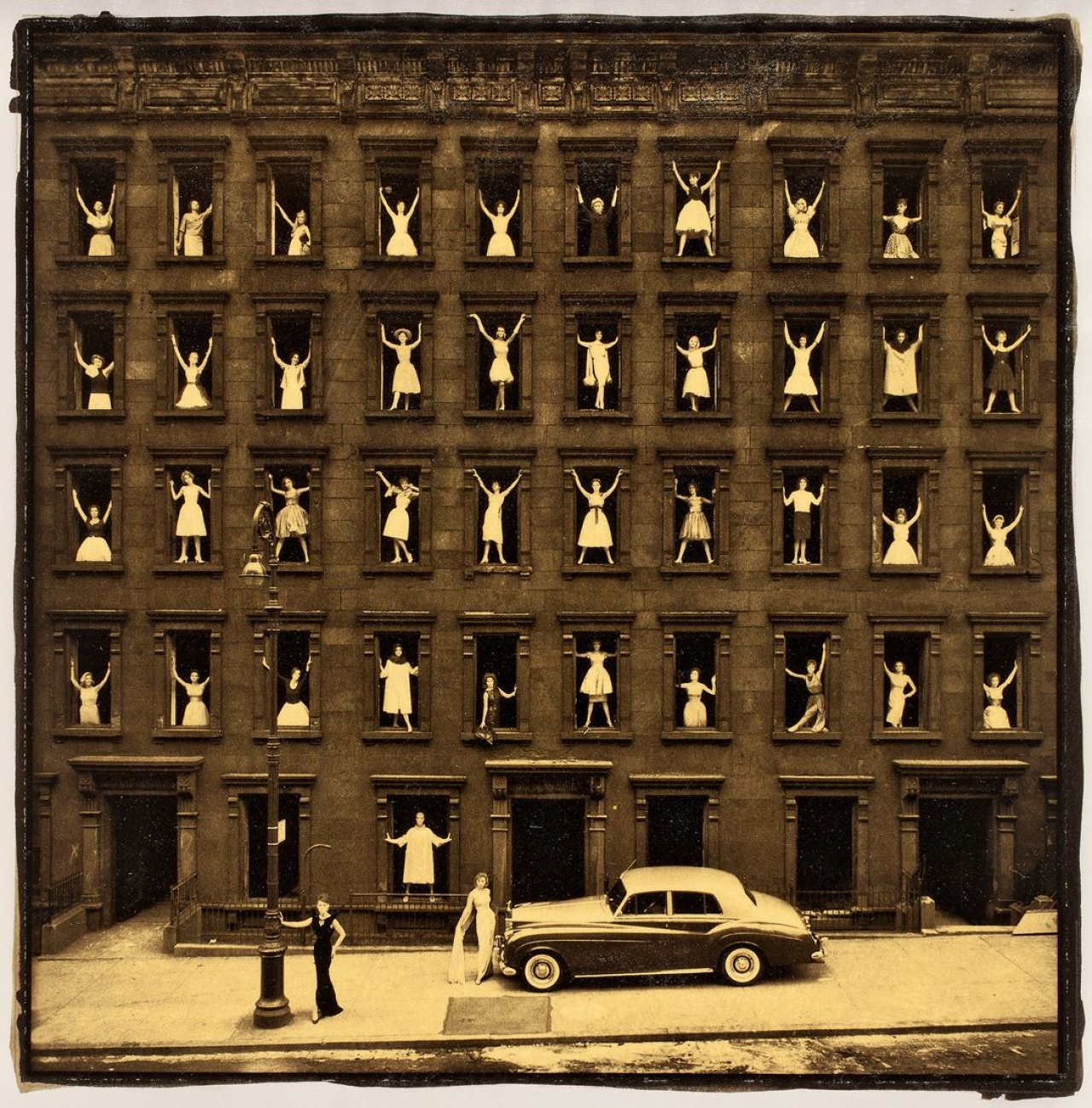 Auf diesem Bild ist das folgende Kunstwerk zu sehen: Ormond Gigli. „Girls in the Windows“ (GOLD EDITION). 1960.