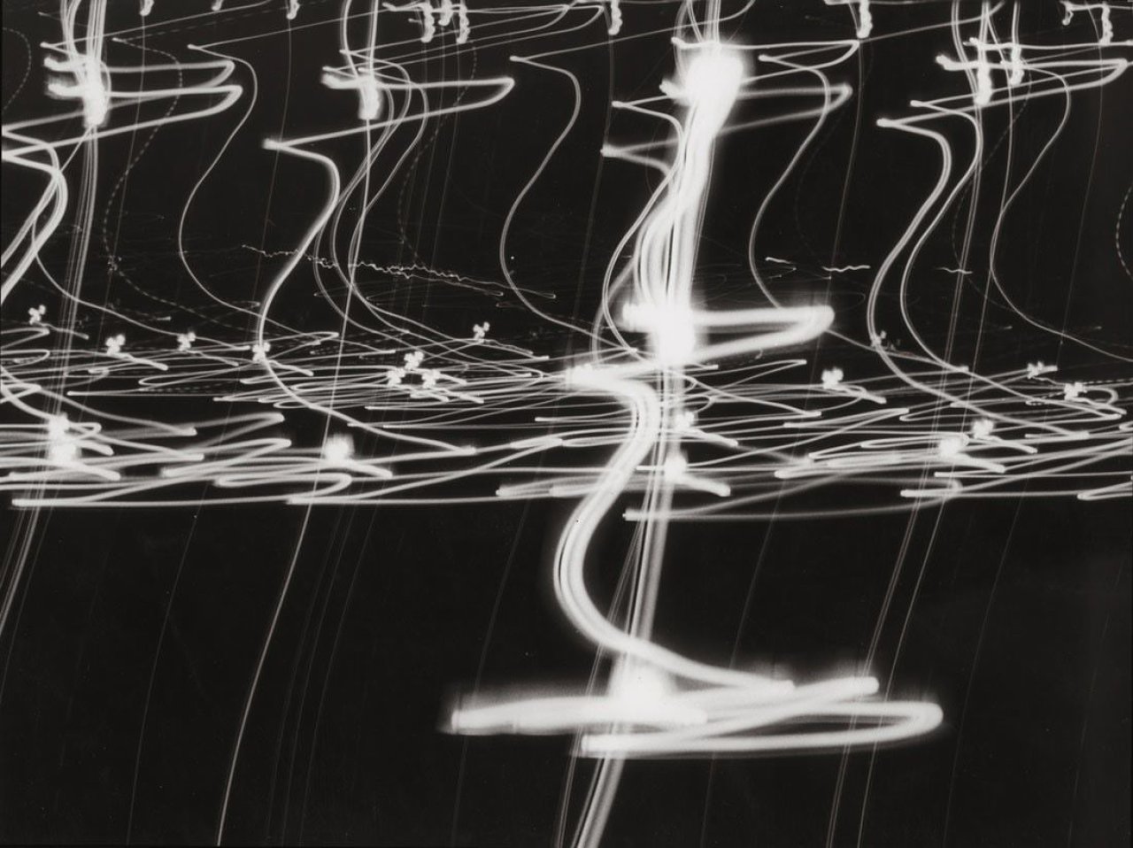 Auf diesem Bild ist das folgende Kunstwerk zu sehen: Otto Steinert. „Lampen der Place de la Concorde, Luminogramm“. 1952.