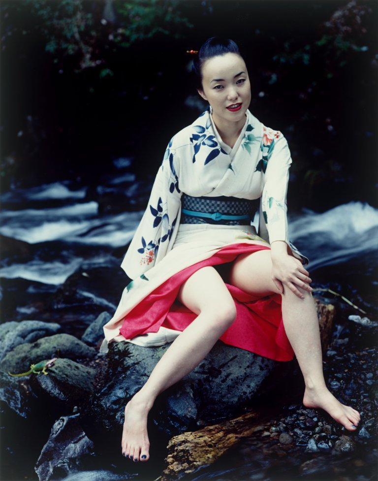 Auf diesem Bild ist das folgende Kunstwerk zu sehen: Nobuyoshi Araki. Komari, aus der Serie „L'amant d'août“. 2001.