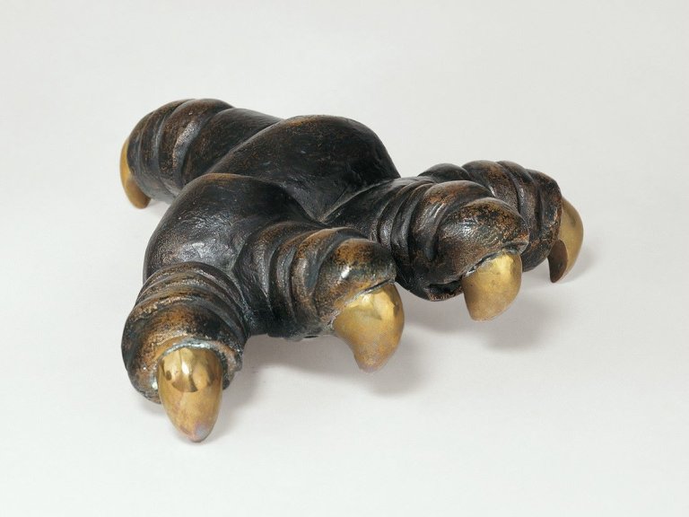 Auf diesem Bild ist das folgende Kunstwerk zu sehen: Louise Bourgeois. „Give or Take II“. 1991.