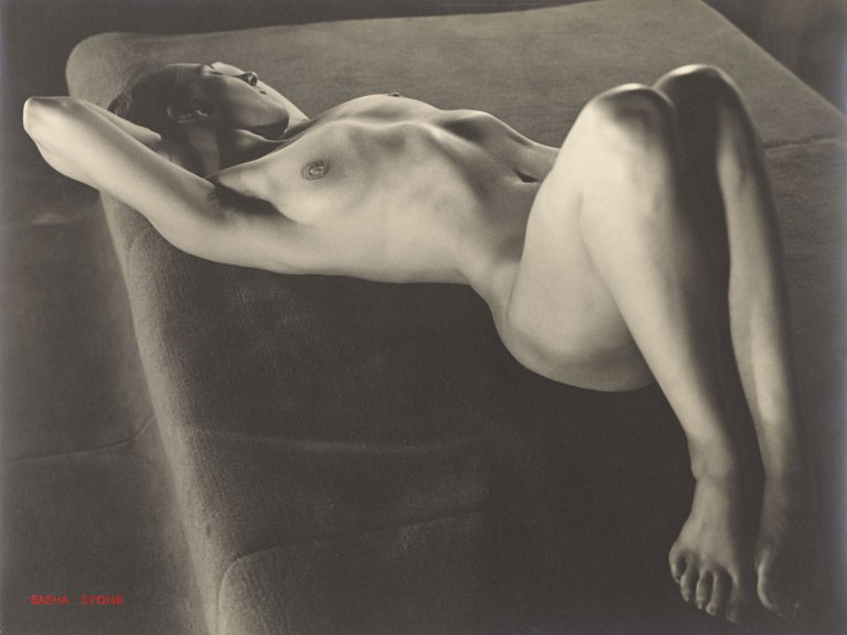 Auf diesem Bild ist das folgende Kunstwerk zu sehen: Sasha Stone (d.i. Aleksander Serge Steinsapir). Akt, aus der Serie „Femmes“. Um 1932.