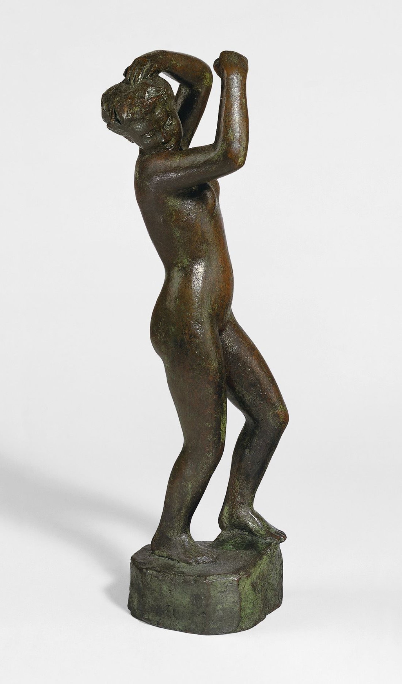 Auf diesem Bild ist das folgende Kunstwerk zu sehen: Georg Kolbe. Frau mit erhobenen Armen. 1917.