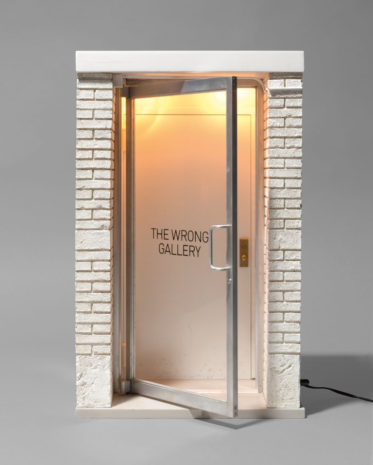 Auf diesem Bild ist das folgende Kunstwerk zu sehen: Maurizio Cattelan. „The Wrong Gallery“. 2005.