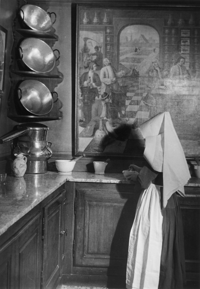 Auf diesem Bild ist das folgende Kunstwerk zu sehen:  Brassaï (d.i. Halász, Gyula). „L'Hospice de Beaune. La Pharmacie“. 1951.