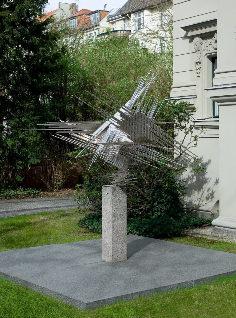 Auf diesem Bild ist das folgende Kunstwerk zu sehen: Norbert Kricke. Raumplastik. Um 1959/63.
