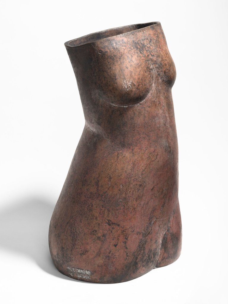 Auf diesem Bild ist das folgende Kunstwerk zu sehen: Waldemar Otto. „Weiblicher Torso XVIII“. 1996.