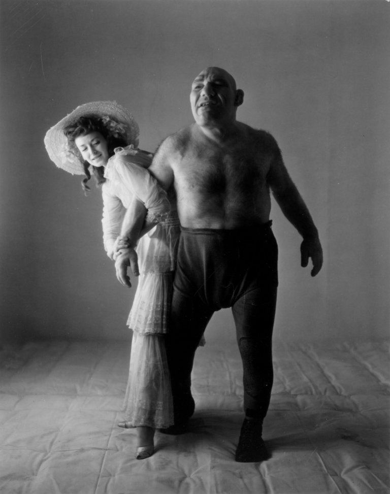 Auf diesem Bild ist das folgende Kunstwerk zu sehen: Irving Penn. „Dorian Leigh + Maurice Tillet, New York“. 1946.