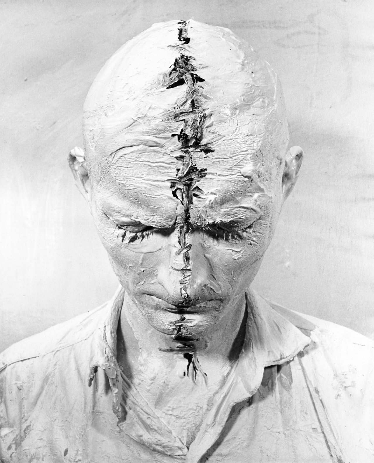 Auf diesem Bild ist das folgende Kunstwerk zu sehen: Günter Brus. Portfolio „Selbstbemalung II“. 1964.