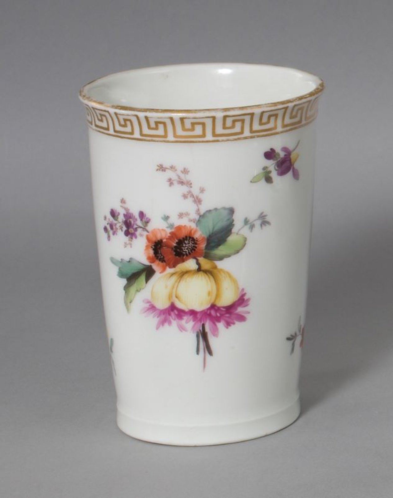 Auf diesem Bild ist das folgende Kunstwerk zu sehen:  KPM Königliche Porzellan-Manufaktur Berlin. Becher mit Blumenmalerei und goldenem Meanderband. Um 1770.