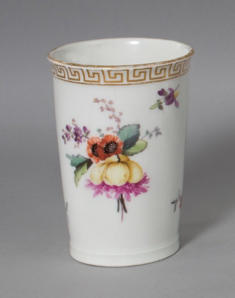 Auf diesem Bild ist das folgende Kunstwerk zu sehen:  KPM Königliche Porzellan-Manufaktur Berlin. Becher mit Blumenmalerei und goldenem Meanderband. Um 1770.