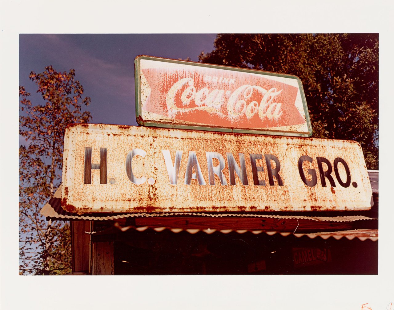 Auf diesem Bild ist das folgende Kunstwerk zu sehen: William Eggleston. H. C. VARNER GRO.[CERY]. 1970.