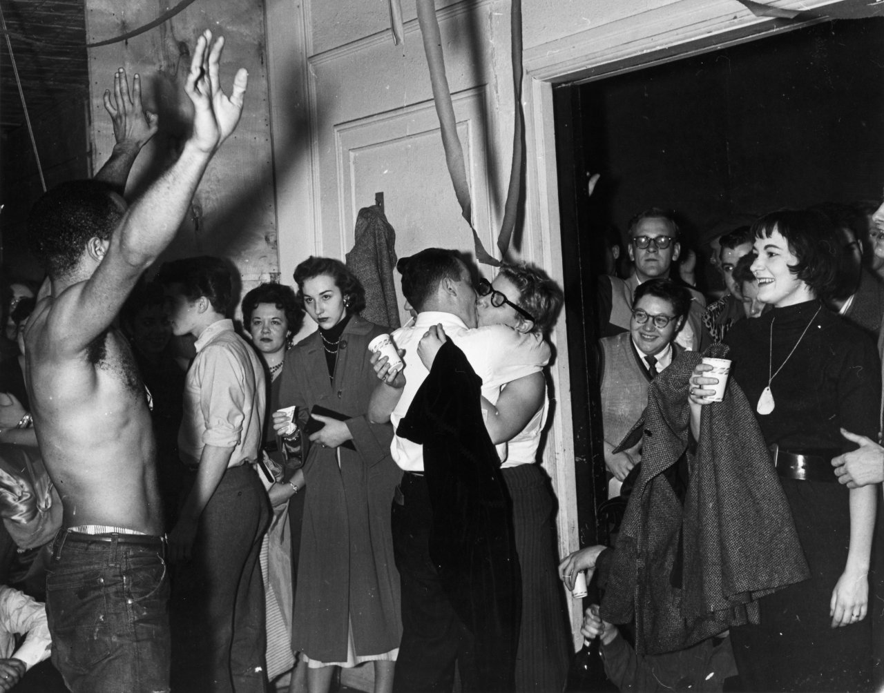 Auf diesem Bild ist das folgende Kunstwerk zu sehen:  Weegee (d.i. Fellig, Arthur H.). Rent Party ... The artist needed rent money so a party was thrown. Um 1950.
