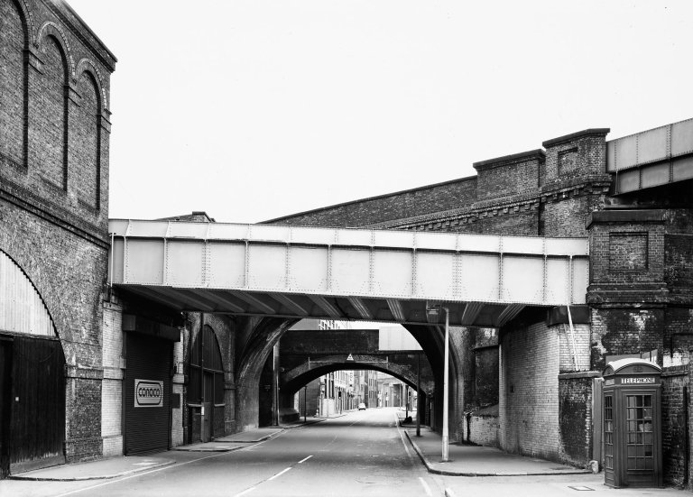 Auf diesem Bild ist das folgende Kunstwerk zu sehen: Axel Hütte. „London“. 1982-1984.