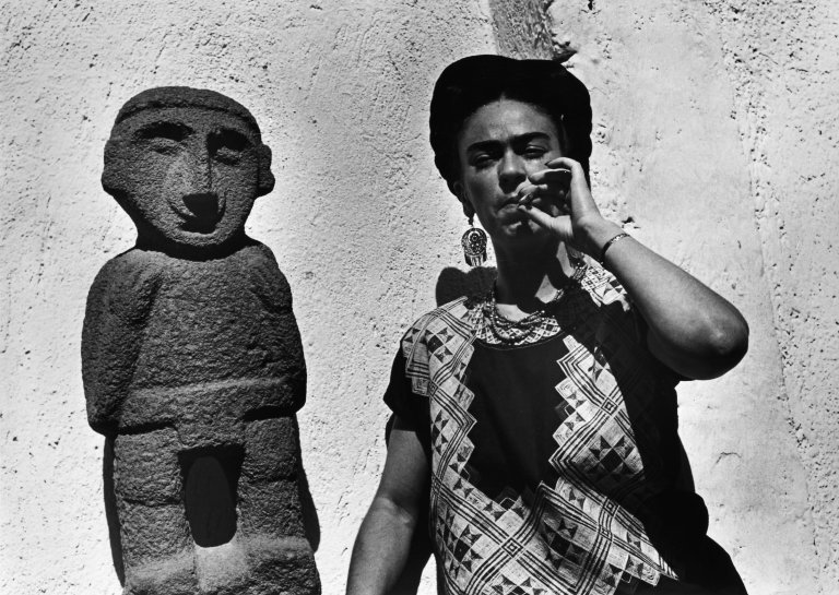 Auf diesem Bild ist das folgende Kunstwerk zu sehen: Gisèle Freund. Frida Kahlo, Mexico City. 1951.