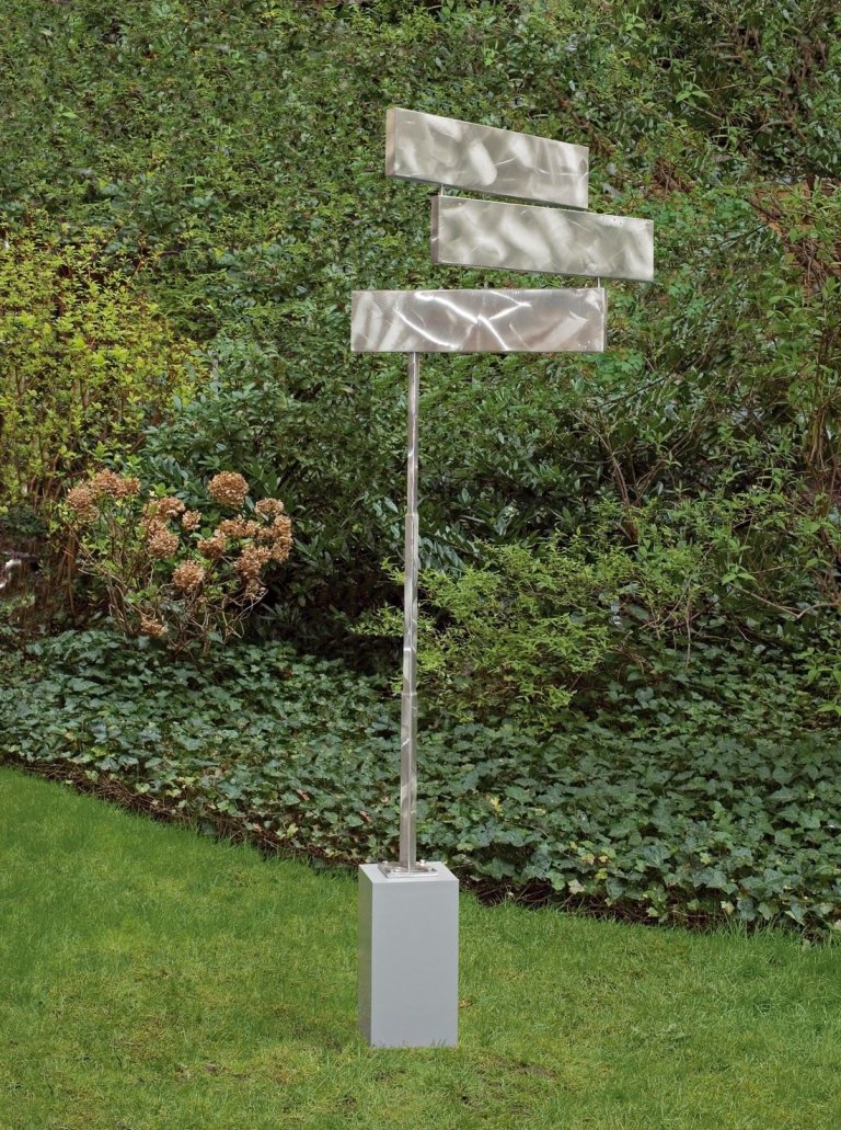 Auf diesem Bild ist das folgende Kunstwerk zu sehen: George Rickey. Three rectangles horizontal jointed gyratory. 1990.