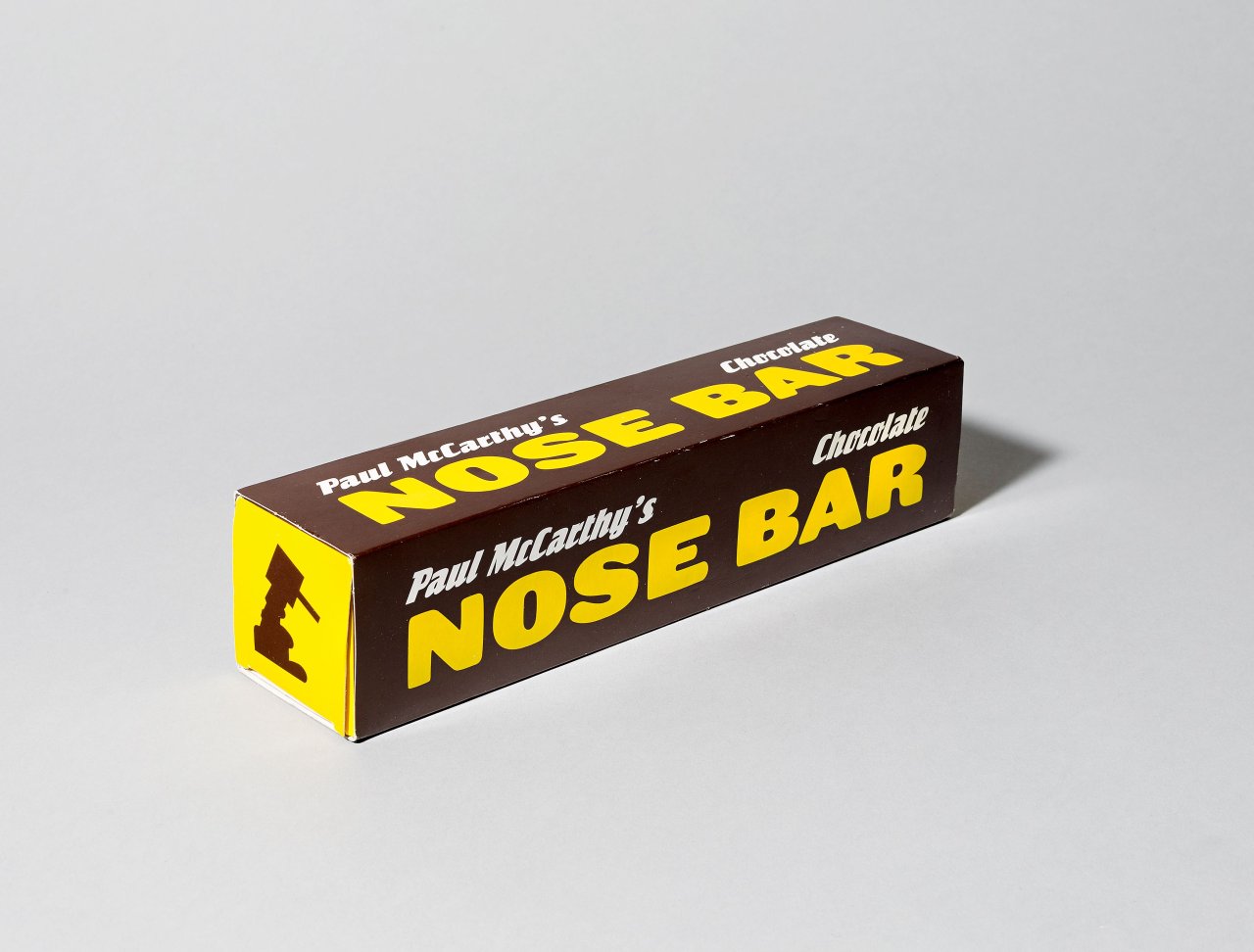 Auf diesem Bild ist das folgende Kunstwerk zu sehen: Paul McCarthy. Paul McCarthy's Chocolate Nose Bar. 2000.