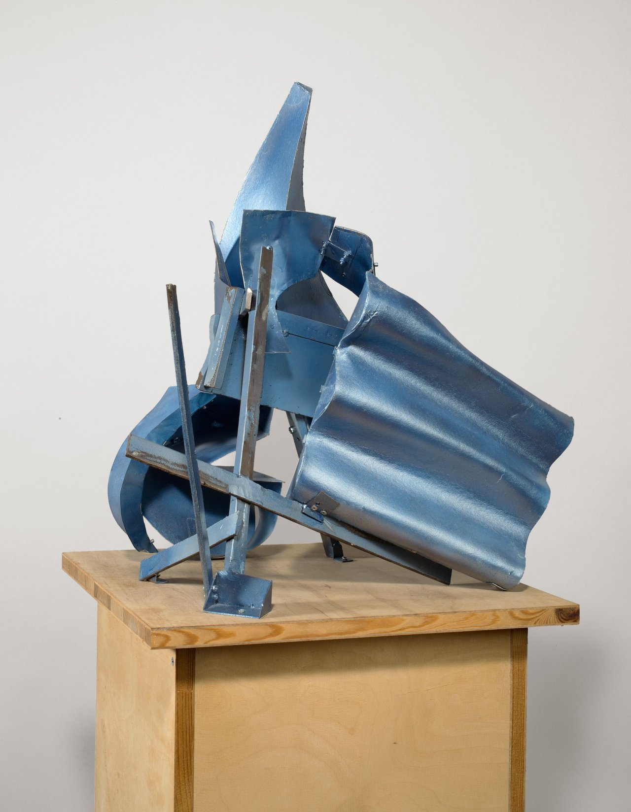 Auf diesem Bild ist das folgende Kunstwerk zu sehen: Thomas Kiesewetter. Untitled (Small Metallic Blue). 2009.