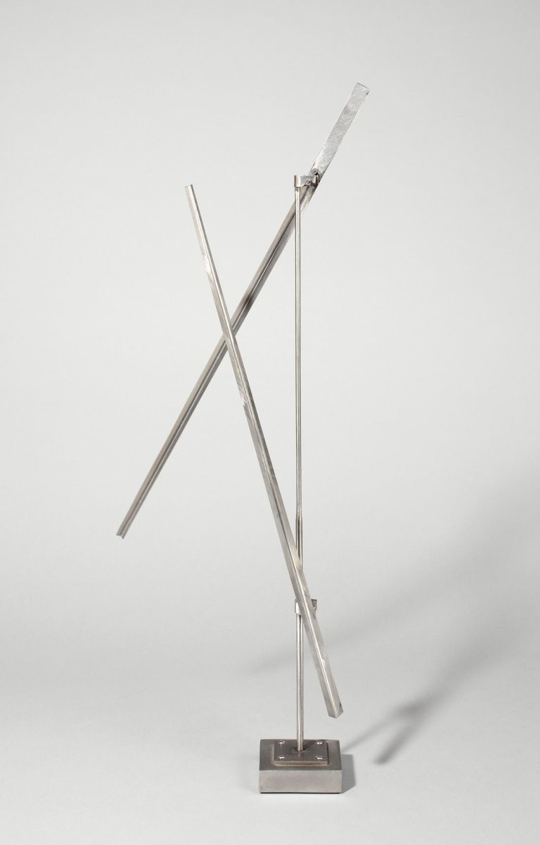 Auf diesem Bild ist das folgende Kunstwerk zu sehen: George Rickey. „One Up One Down VII“. 1988.
