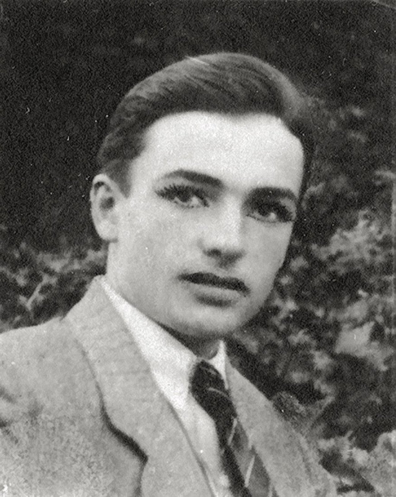 Auf diesem Bild ist das folgende Kunstwerk zu sehen: Pierre Molinier. Ohne Titel (Selbstportrait). 1918.