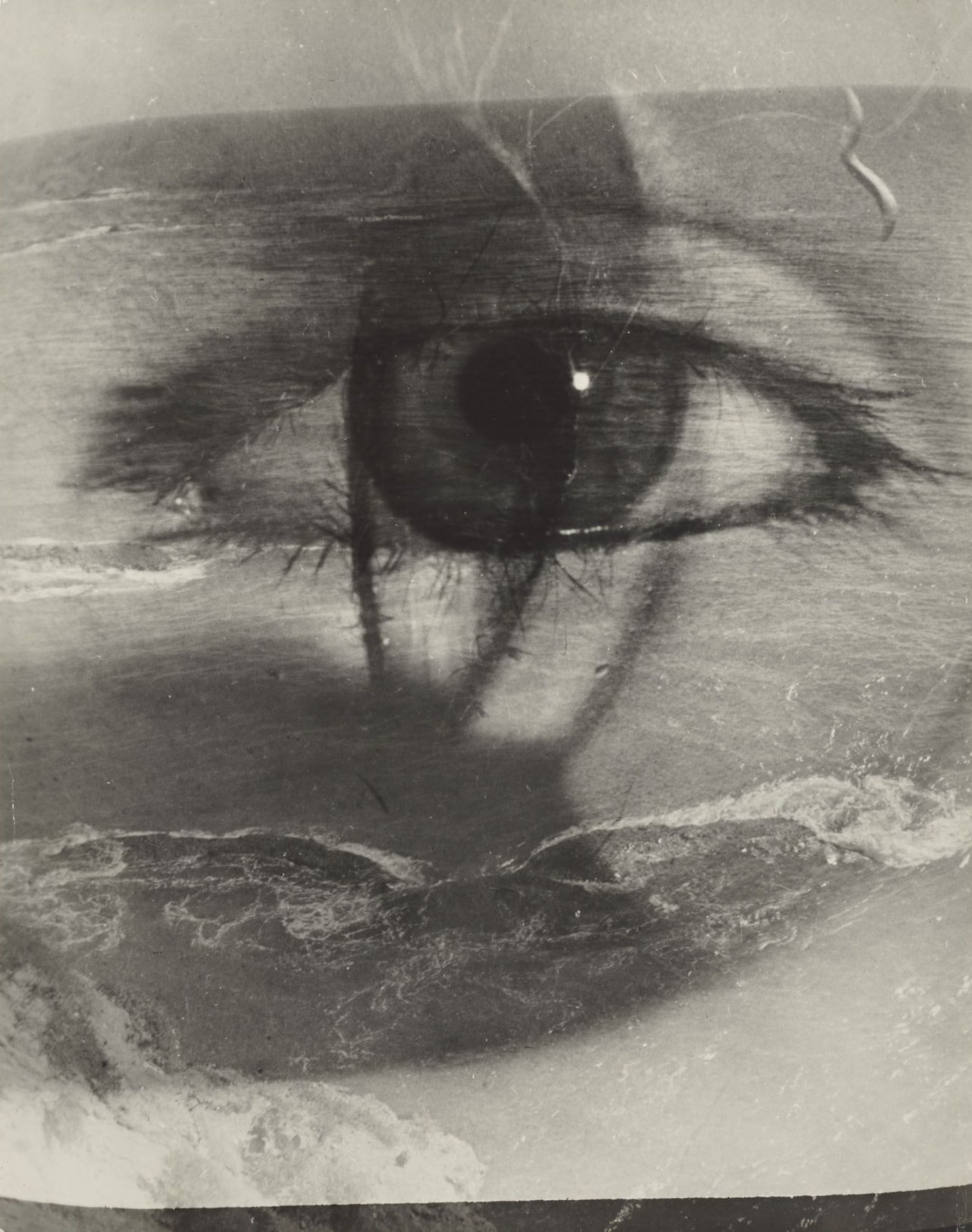 Auf diesem Bild ist das folgende Kunstwerk zu sehen: Maurice Tabard. L'oeil et la plage (Photomontage). 1949.