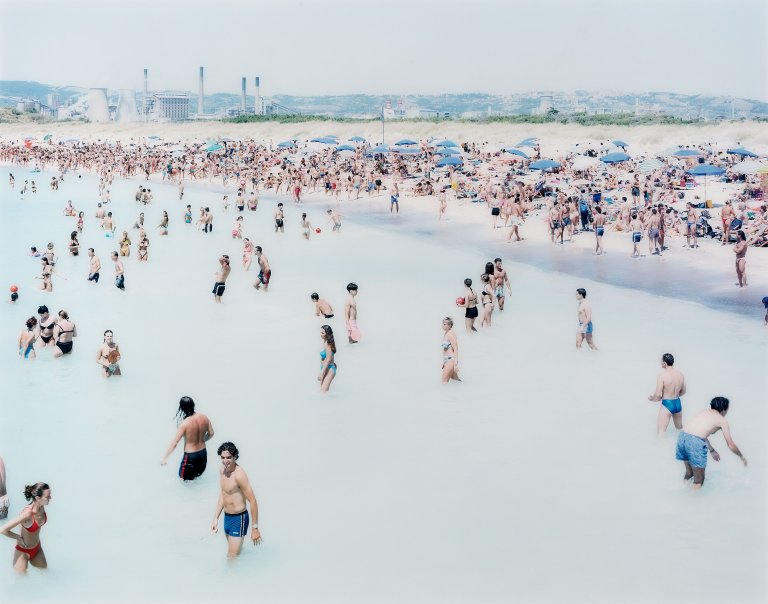 Auf diesem Bild ist das folgende Kunstwerk zu sehen: Massimo Vitali. „Rosignano Solvay Sea 3“. 1998.