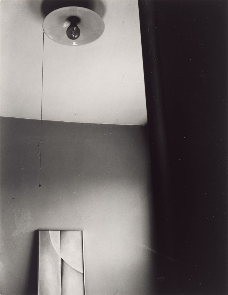 Auf diesem Bild ist das folgende Kunstwerk zu sehen: Dorothy Norman. An American Place – O’Keeffe Painting VI with Light Bulb. Um 1936.