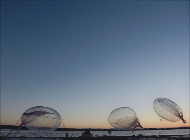 Auf diesem Bild ist das folgende Kunstwerk zu sehen: Tomás Saraceno. Ohne Titel. 2009.