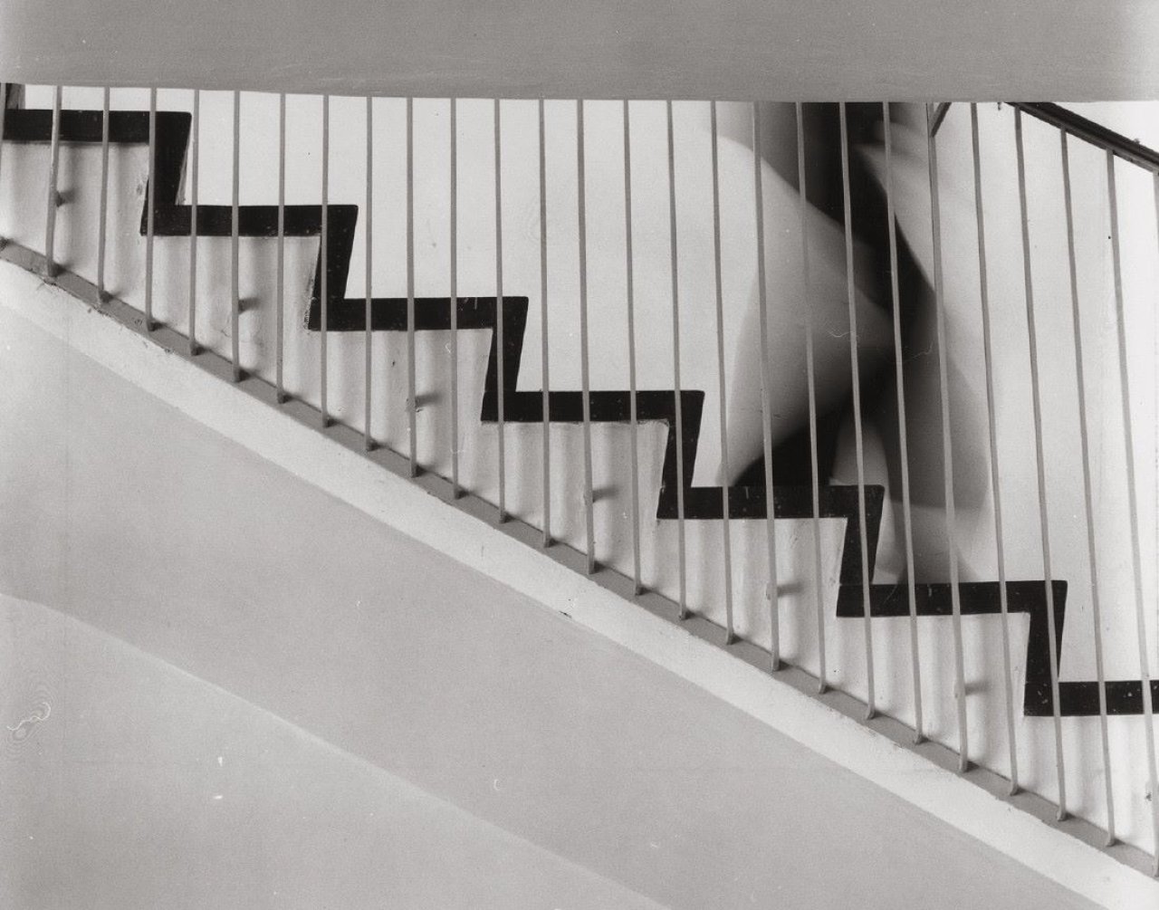 Auf diesem Bild ist das folgende Kunstwerk zu sehen: Peter Keetman. Treppe. 1955.