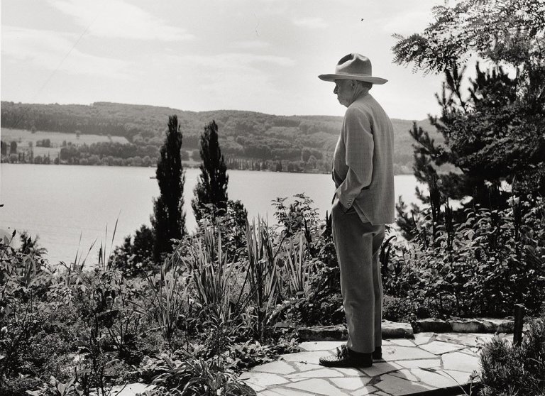 Auf diesem Bild ist das folgende Kunstwerk zu sehen: Hannes Kilian. Otto Dix in seinem Garten am Bodensee. 1961.