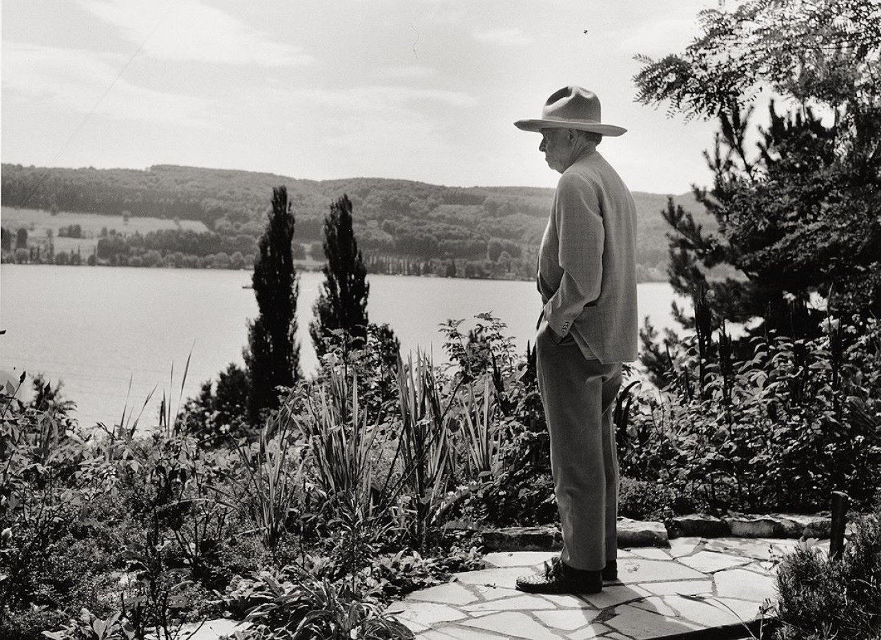 Auf diesem Bild ist das folgende Kunstwerk zu sehen: Hannes Kilian. Otto Dix in seinem Garten am Bodensee. 1961.
