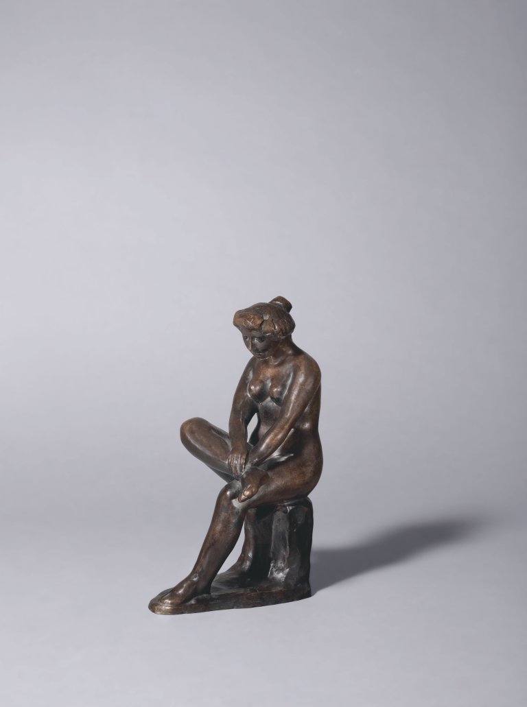 Auf diesem Bild ist das folgende Kunstwerk zu sehen: Aristide Maillol. Femme assise tenant son pied aux mains. (Vor) 1905.