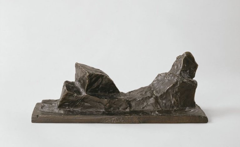 Auf diesem Bild ist das folgende Kunstwerk zu sehen: Fritz Wotruba. „Kleine liegende Figur II“. 1953.