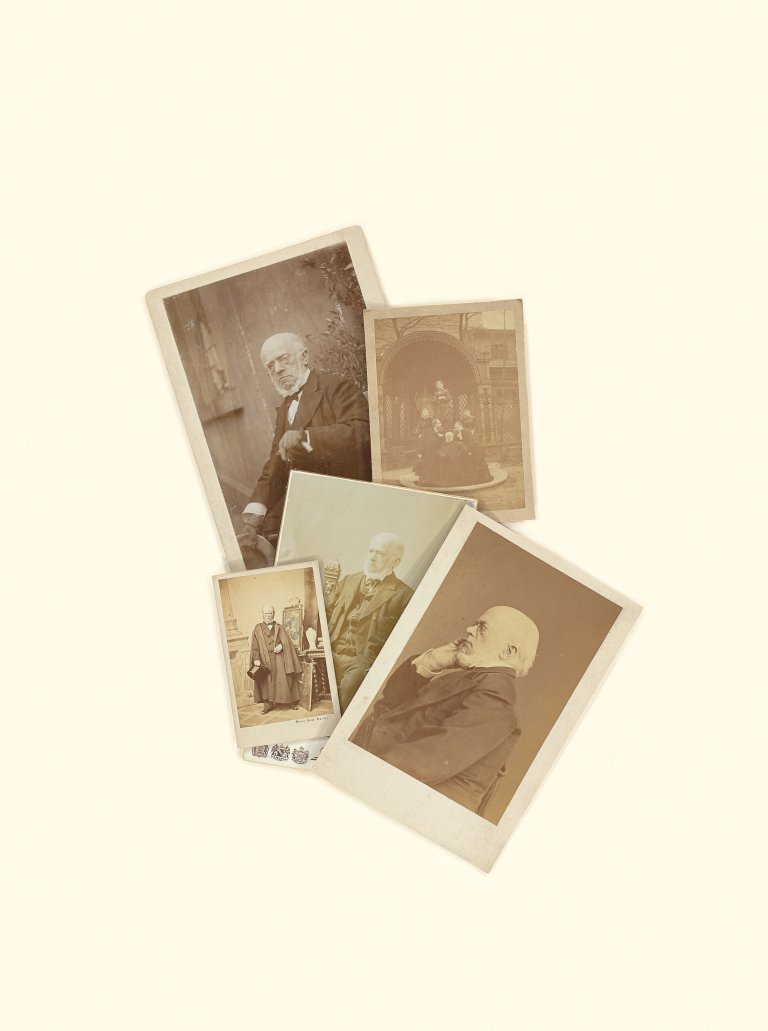 Auf diesem Bild ist das folgende Kunstwerk zu sehen: Adolph Menzel. 17 Fotografien des Künstlers, seiner Familie und Freunden und von einer Ausstellung seiner Bilder. Um 1860 bis 1900.