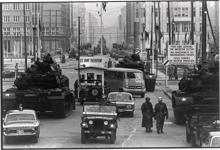 Auf diesem Bild ist das folgende Kunstwerk zu sehen: Will McBride. „Amerikanische und Russische Panzer stehen sich gegenüber, Friedrich Str. Berlin“. 1961.