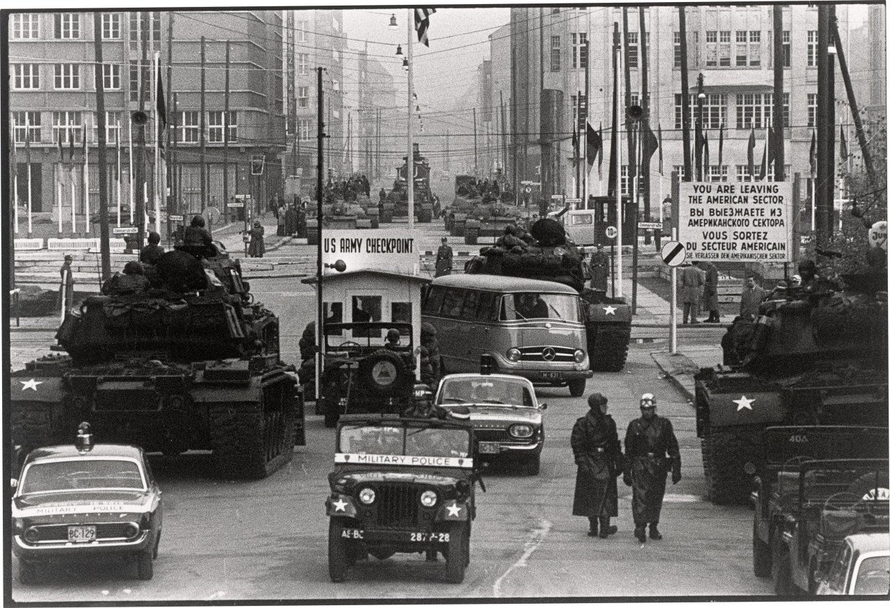 Auf diesem Bild ist das folgende Kunstwerk zu sehen: Will McBride. „Amerikanische und Russische Panzer stehen sich gegenüber, Friedrich Str. Berlin“. 1961.