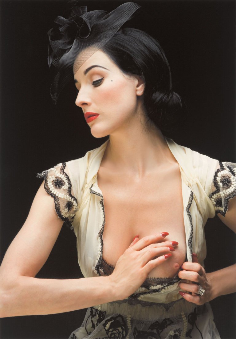 Auf diesem Bild ist das folgende Kunstwerk zu sehen: Douglas Kirkland. „Dita Von Teese“, Hollywood. 2006.