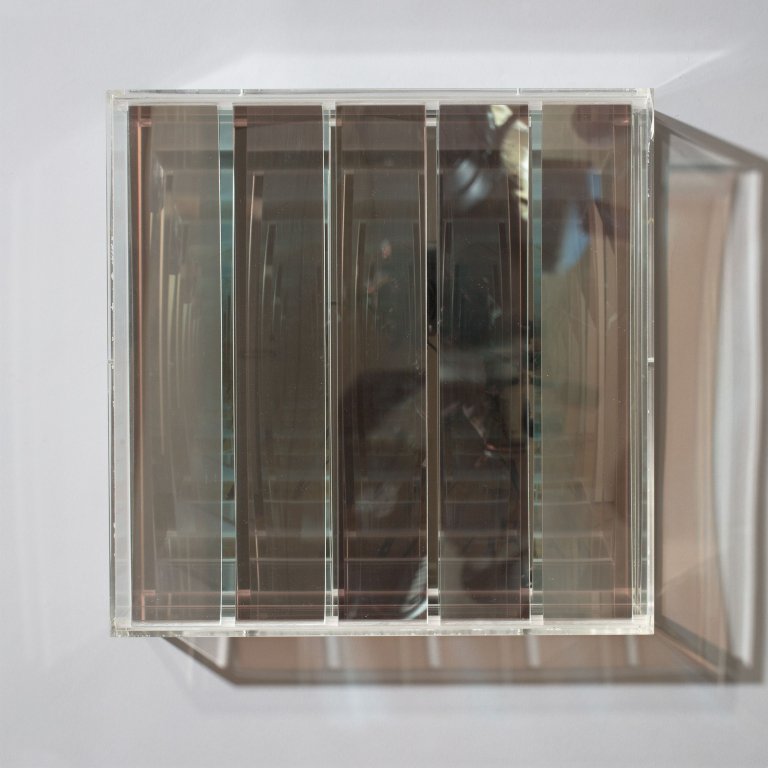 Auf diesem Bild ist das folgende Kunstwerk zu sehen: Adolf Luther. „Sphärisches Hohlspiegelobjekt“. 1987.