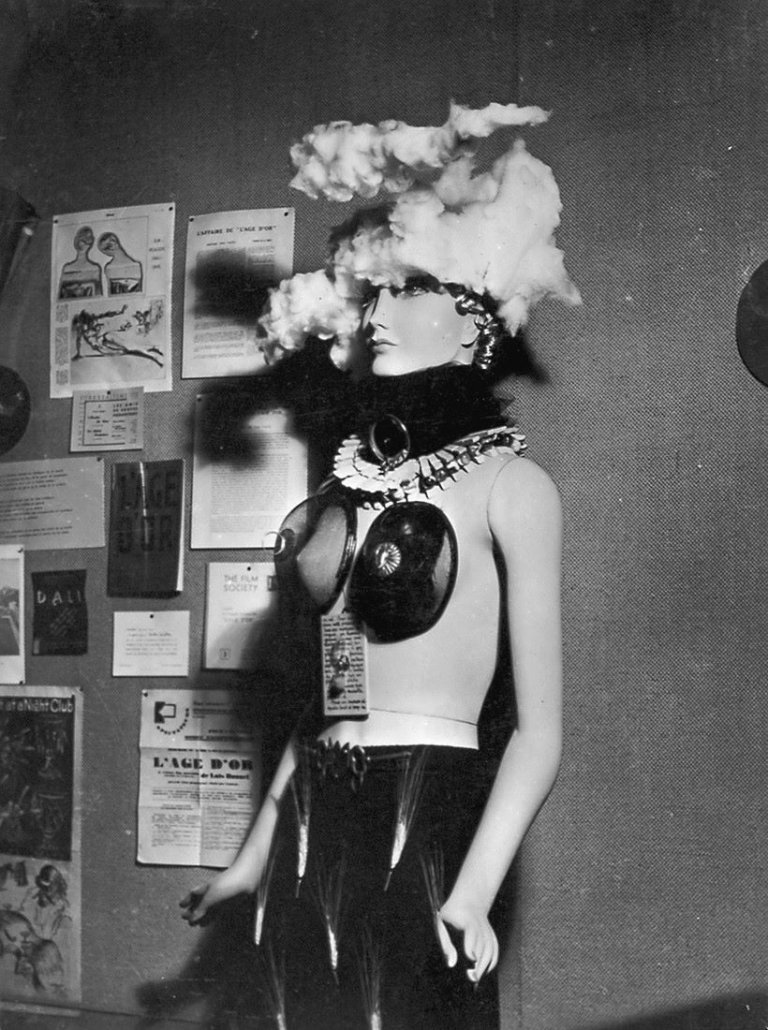 Auf diesem Bild ist das folgende Kunstwerk zu sehen:  Man Ray. Les Mannequins, Exposition Internationale du Surréalisme, Paris. 1938.
