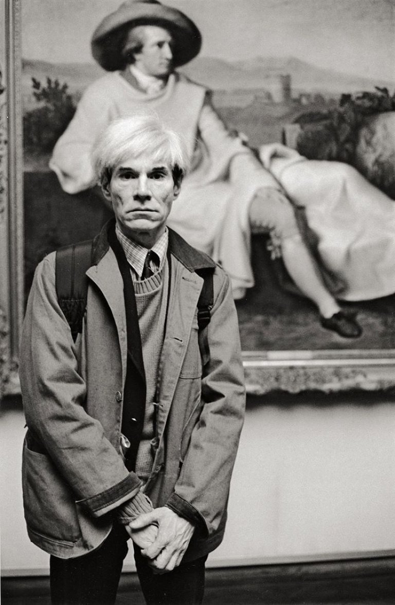 Auf diesem Bild ist das folgende Kunstwerk zu sehen: Barbara Klemm. „Andy Warhol, Frankfurt“. 1981.