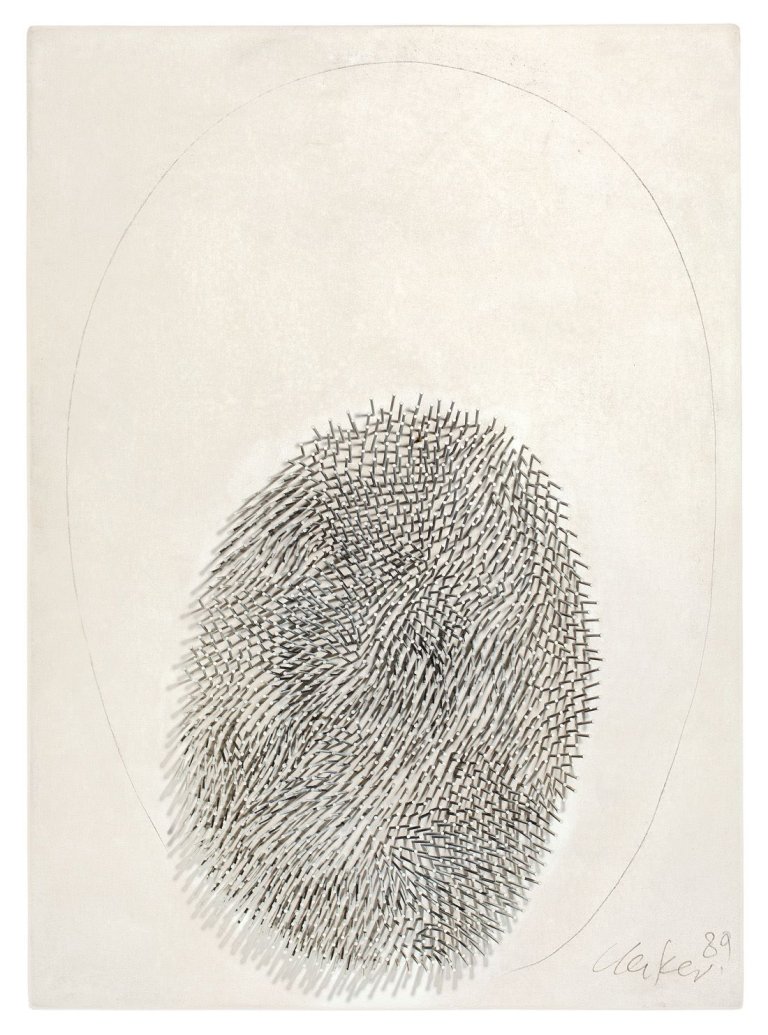 Auf diesem Bild ist das folgende Kunstwerk zu sehen: Günther Uecker. „Hommage à Fontana IV“. 1989.