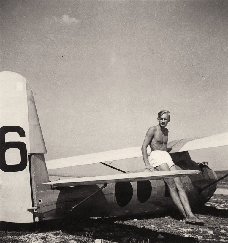 Auf diesem Bild ist das folgende Kunstwerk zu sehen: Herbert List. Auf dem Segelflugplatz „Mensch-Vogel (Ernst Zorbel)“. 1934.
