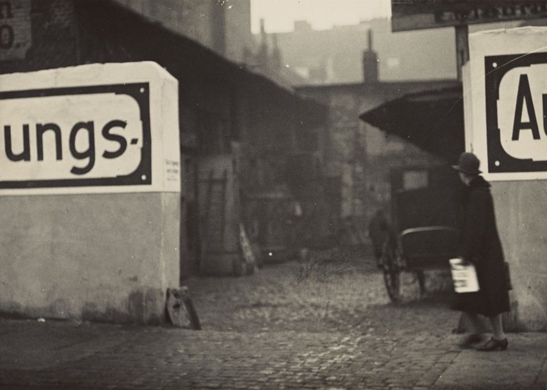 Auf diesem Bild ist das folgende Kunstwerk zu sehen: Sasha und Cami Stone. „Berlin – Beerdigungsinstitut“. 1927.
